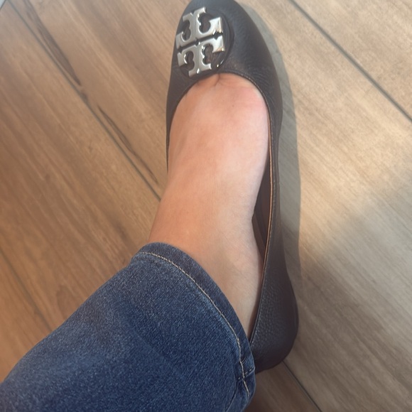 Black Tory Burch flats with silver emblem size 9 - Picture 6 of 7